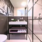 Freshly Renovated W Kitchen And Bathroom דירה
