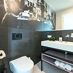 Freshly Renovated W Kitchen And Bathroom דירה *