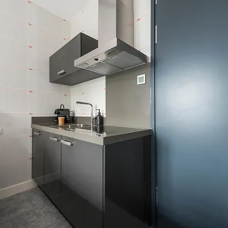 Newly Renovated Apartment, Shower And Fast Wifi アパート ティルブルグ