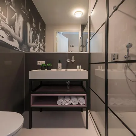 Newly Renovated Apartment, Shower And Fast Wifi * ティルブルグ