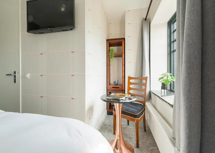 Freshly Renovated W Kitchen And Bathroom Apartment *