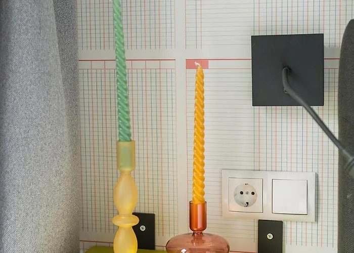 Freshly Renovated W Kitchen And Bathroom Apartment *