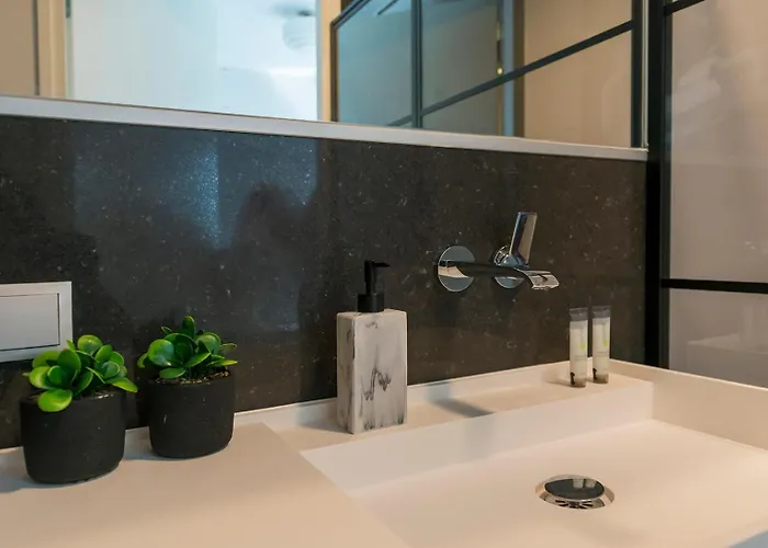 Freshly Renovated W Kitchen And Bathroom *