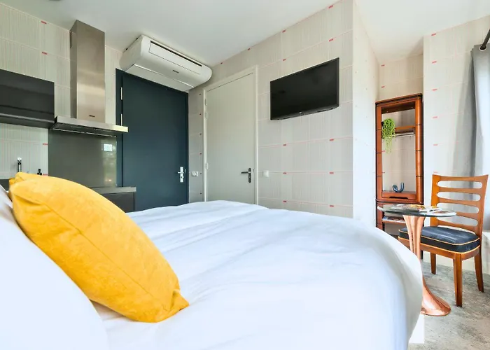 Freshly Renovated W Kitchen And Bathroom Apartment *