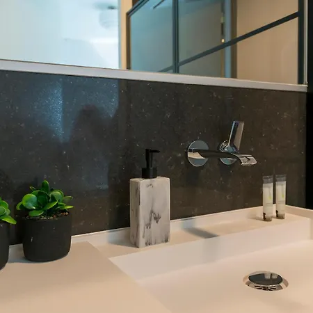 Newly Renovated Apartment, Shower And Fast Wifi *