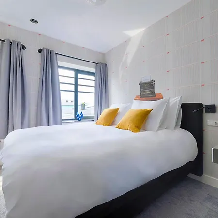 Freshly Renovated W Kitchen And Bathroom