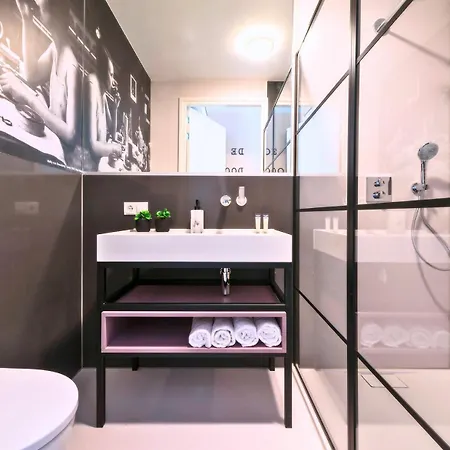 Freshly Renovated W Kitchen And Bathroom דירה