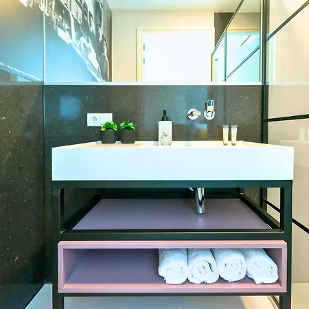 Freshly Renovated W Kitchen And Bathroom * Tilburg